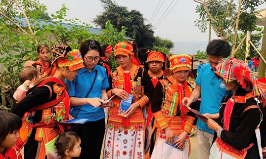 Cán bộ BHXH tỉnh Lai Châu tuyên truyền chính sách BHYT học sinh, sinh viên tới người dân. Ảnh: BHXH Lai Châu
