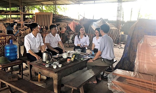 Cán bộ BHXH huyện Thường Tín, Hà Nội tới các hộ kinh doanh để tuyên truyền phát triển BHXH tự nguyện. Ảnh: Hương Giang