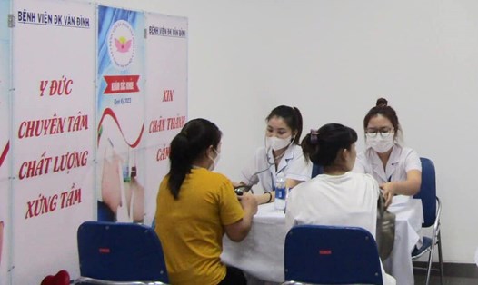 Công nhân Khu công nghiệp Nội Bài được tầm soát phát hiện sớm ung thư miễn phí do Công đoàn tổ chức. Ảnh: CĐCS
