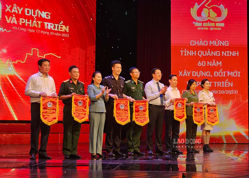 7 đội thi nhận cờ lưu niệm của Ban tổ chức. Ảnh: Đoàn Hưng