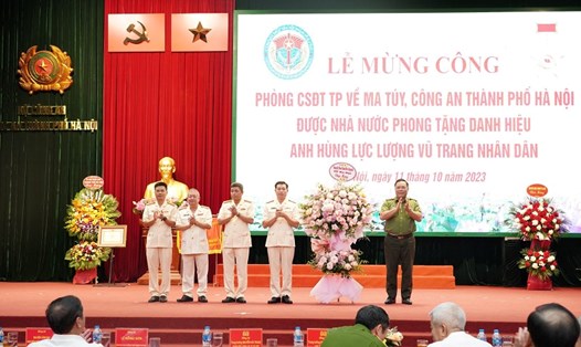 Trung tướng Nguyễn Hải Trung - Giám đốc Công an TP Hà Nội chúc mừng Phòng Cảnh sát điều tra tội phạm về ma túy. Ảnh: Công an TP Hà Nội