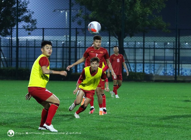 Đội tuyển Việt Nam chia nhóm tập luyện trước trận đấu giao hữu với Uzbekistan. Ảnh: VFF