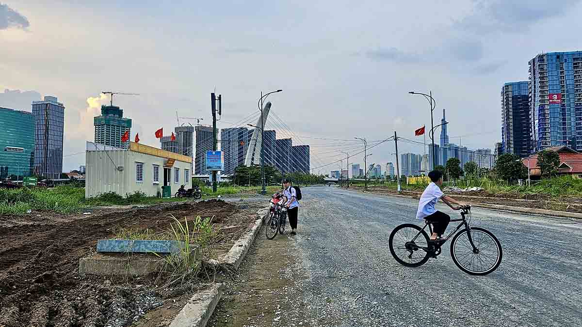 Trục chính dọc theo gần một km bờ sông vẫn là đường mòn rộng khoảng 8 m, rải sỏi, một số đoạn đường đất. Theo quy hoạch, khu vực này sẽ hình thành tuyến đường ven sông Sài Gòn dài 3 km, rộng hơn 28 m cho hai làn xe chạy.