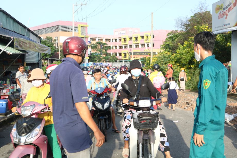 Phụ huynh đưa học sinh đến trường tại Bến Cát, Bình Dương. Ảnh: Đình Trọng