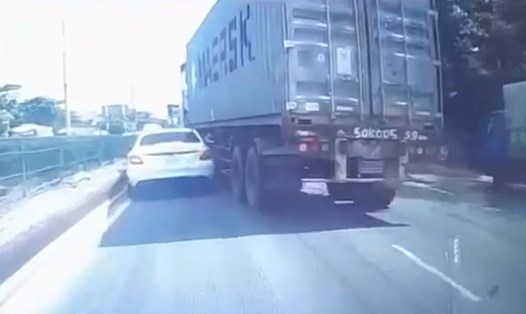 Xe container đã tăng tốc khiến chiếc xe Mercedes đâm vào dải phân cách. Ảnh: Cắt từ video.