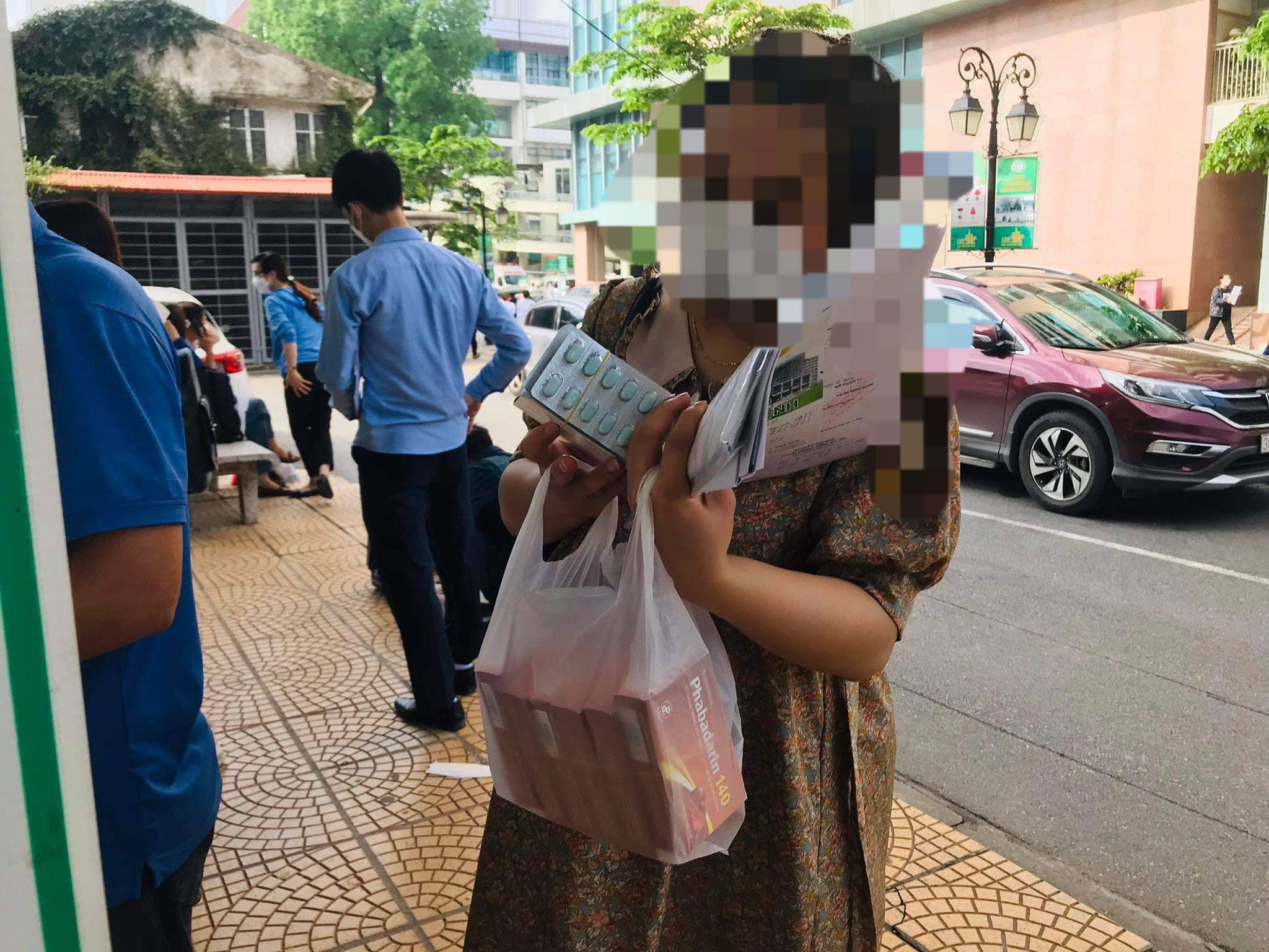 Người bệnh đi mua thuốc tại nhà thuốc của cơ sở y tế. Ảnh: Hương Giang