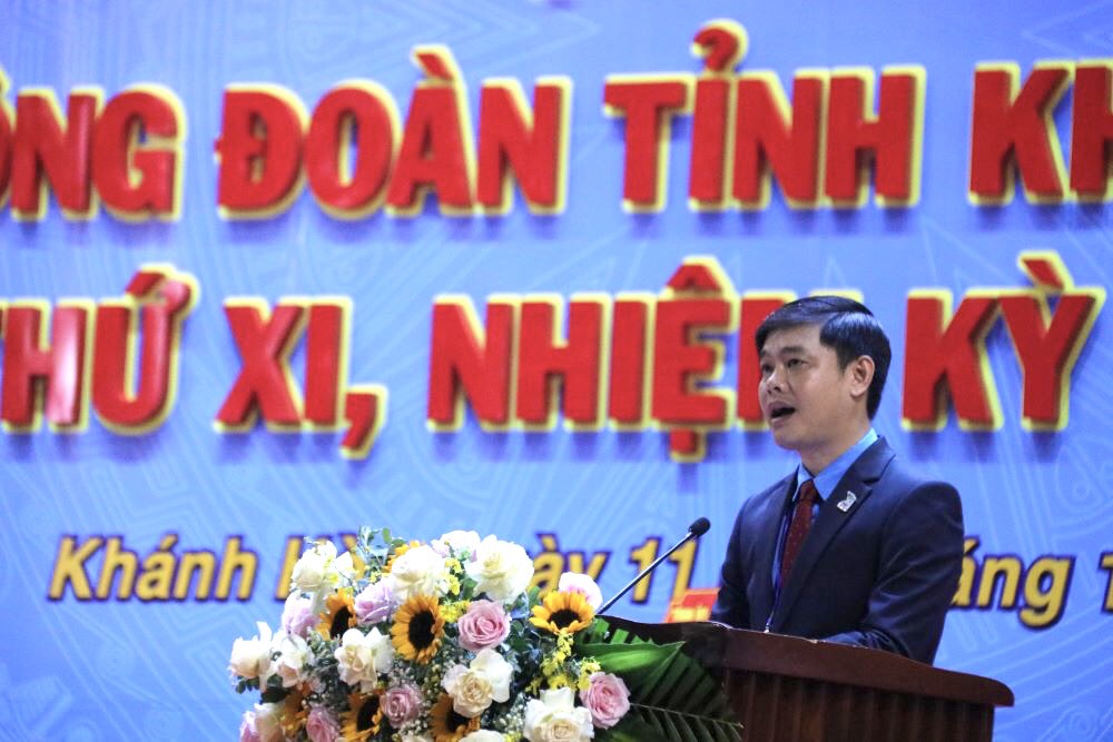 Ông Bùi Hoài Nam- Chủ tịch LĐLĐ tỉnh Khánh Hòa khóa X, nhiệm kỳ 2018-2023 phát biểu khai mạc đại hội XI. Ảnh: Phương Linh