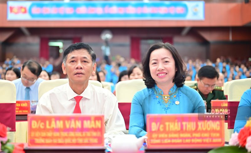 Ông Lâm Văn Mẫn, Ủy viên Trung ương Đảng, Bí thư Tỉnh ủy Sóc Trăng (giữa), và Thái Thu Xương, Phó Chủ tịch Tổng LĐLĐ Việt Nam tham dự Đại hội. Ảnh: Đạt Phan