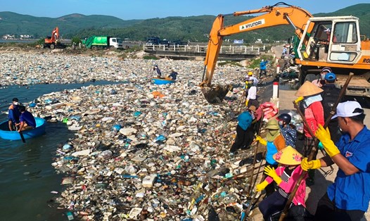 Khủng hoảng xử lý rác thải xảy ra ở hầu hết các tỉnh, thành miền Trung. Ảnh: Ngọc Viên