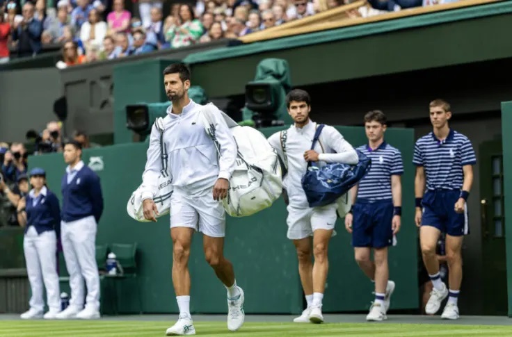 Djokovic hiện đang hơn Alcaraz 500 điểm trong cuộc đua giành danh hiệu số 1 thế giới cuối năm. Ảnh: Wimbledon