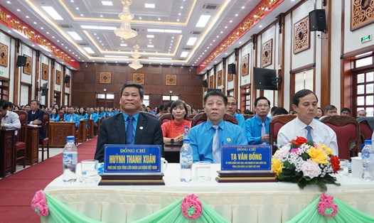 Phó Chủ tịch Tổng LĐLĐ Việt Nam Huỳnh Thanh Xuân (ngoài cùng bên trái) tham dự đại hội. Ảnh: Thanh Tuấn