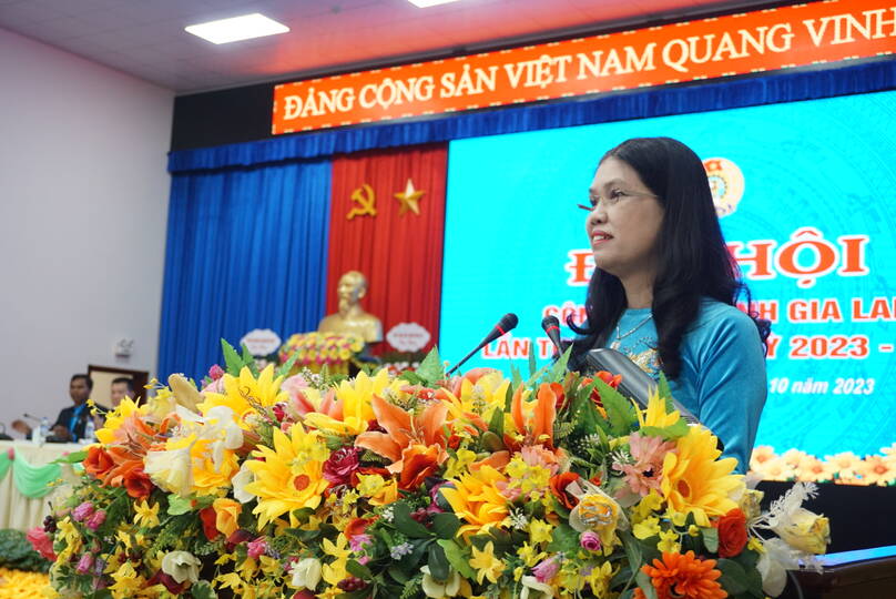 Chủ tịch LĐLĐ Gia Lai Trần Lệ Nhung phát biểu tại đại hội. Ảnh: Thanh Tuấn 