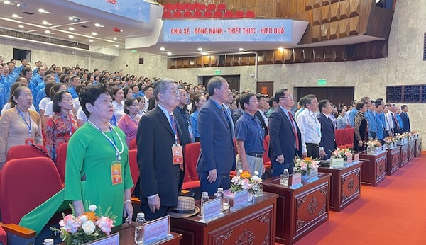 Các đại biểu dự Đại hội VI Công đoàn Dệt May Việt Nam thực hiện nghi thức chào cờ. Ảnh: Hà Anh