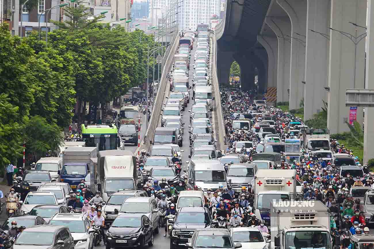 Sáng nay (12.10), hướng di chuyển từ đường Trường Chinh qua nút giao Ngã Tư Vọng xảy ra ùn ứ cục bộ kéo dài.