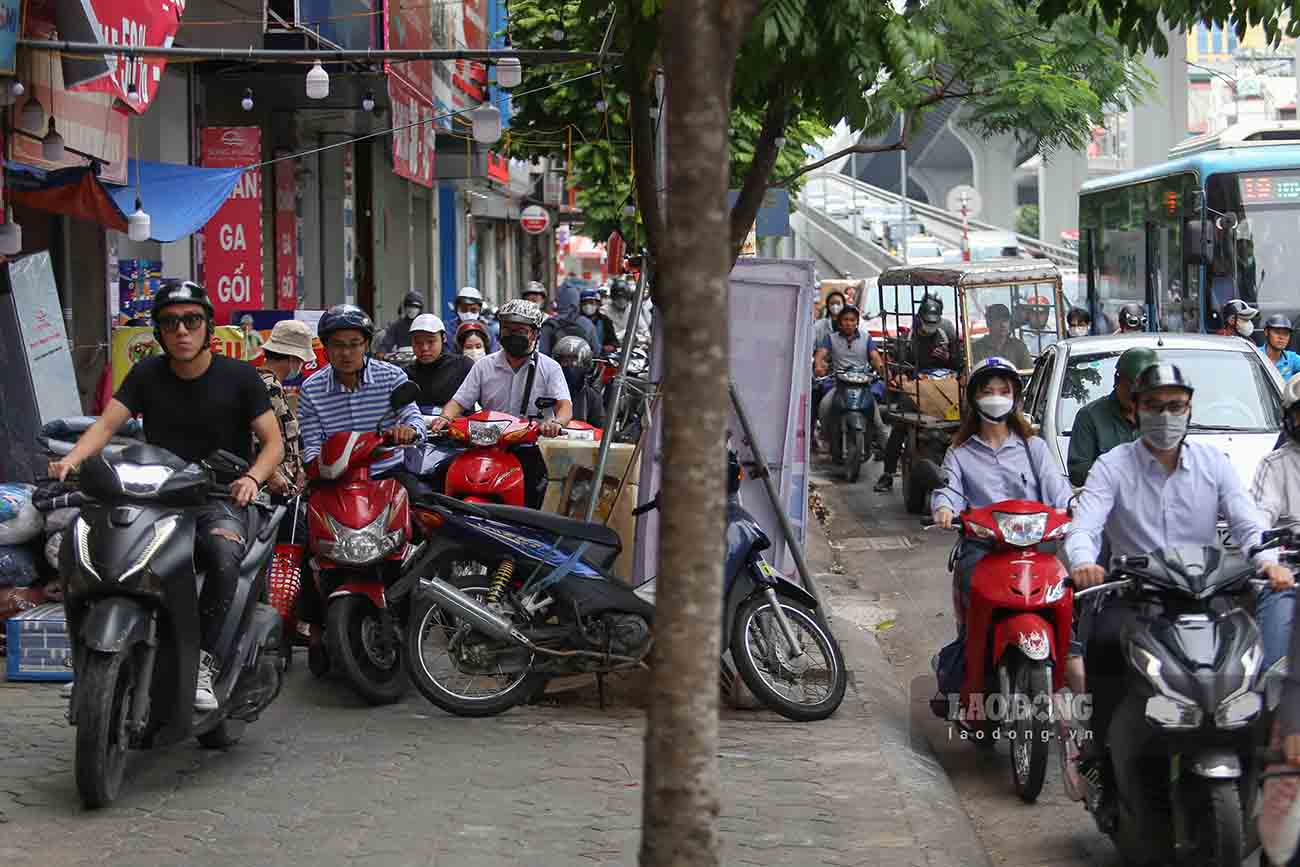 Hàng dài phương tiện leo vỉa hè để thoát khỏi đoạn đường ùn tắc.