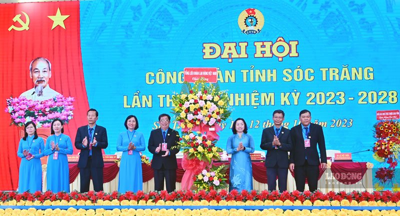Phó Chủ tịch Tổng LĐLĐ Việt Nam Thái Thu Xương tặng hoa chúc mừng Đại hội Công đoàn tỉnh Sóc Trăng lần thứ XI, nhiệm kỳ 2023-2028. Ảnh: Đạt Phan