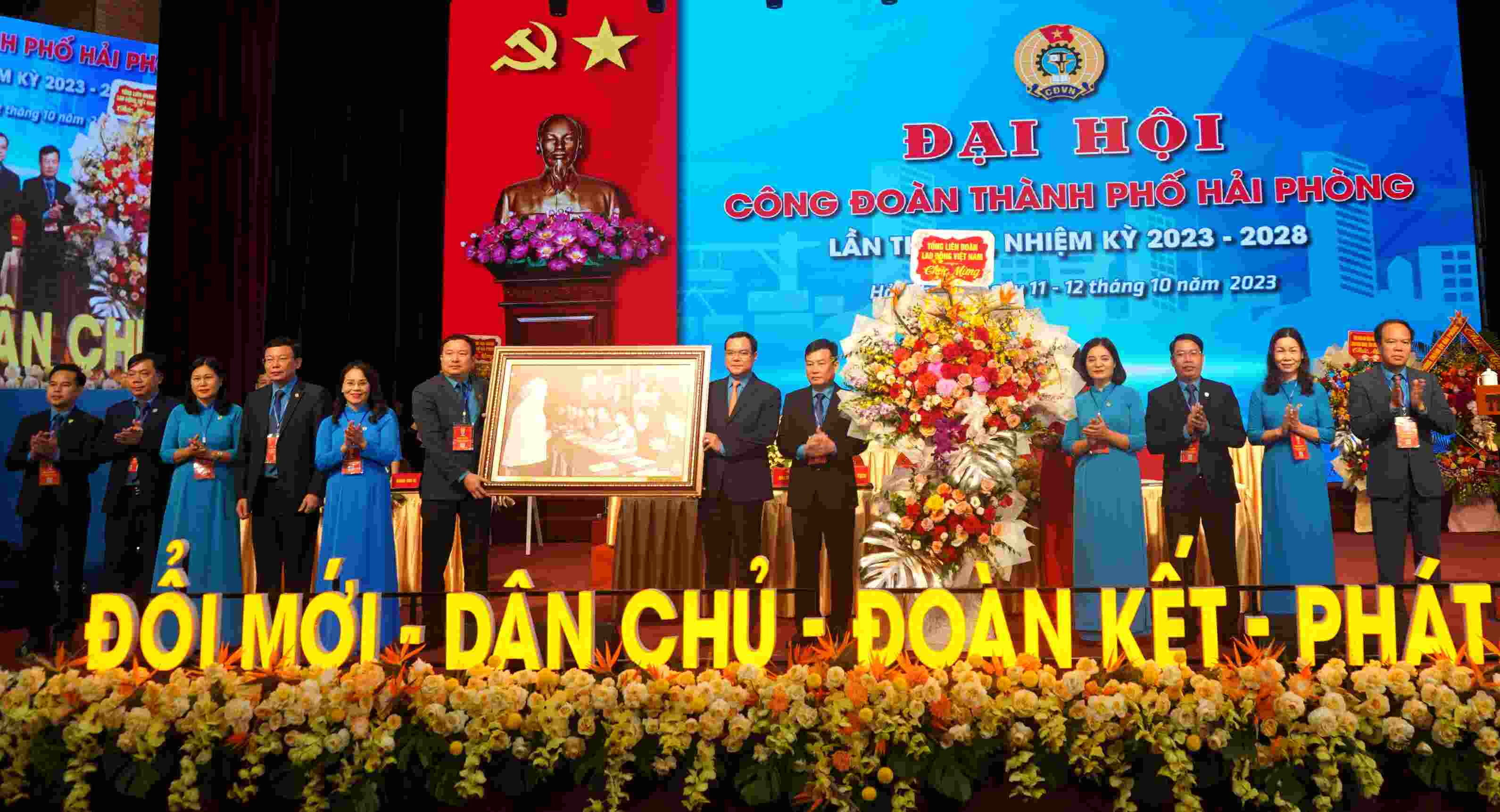 Chủ tịch Tổng LĐLĐVN Nguyễn Đình Khang tặng hoa và bức tranh tại Đại hội. Ảnh: Mai Dung