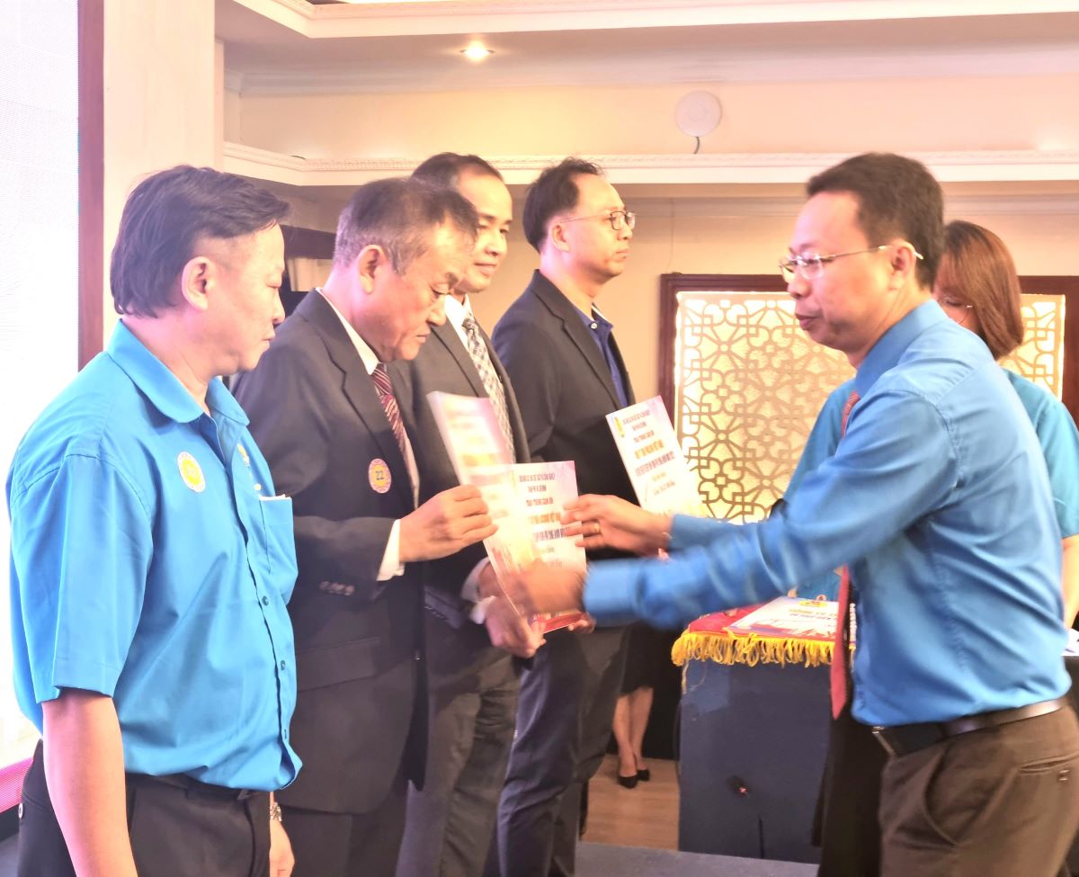 Ông Nguyễn Thành Đô - Trưởng Ban Chính sách - Pháp luật LĐLĐ TPHCM - trao khen thưởng cho đại diện các doanh nghiệp thực hiện tốt đóng kinh phí công đoàn. Ảnh: Nam Dương