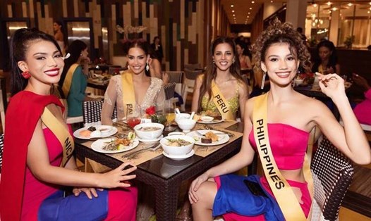 Dàn mỹ nhân Miss Grand International thưởng thức ẩm thực miền Trung. Ảnh: BTC.