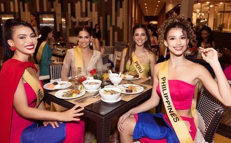 Dàn mỹ nhân Miss Grand International thưởng thức ẩm thực miền Trung. Ảnh: BTC.