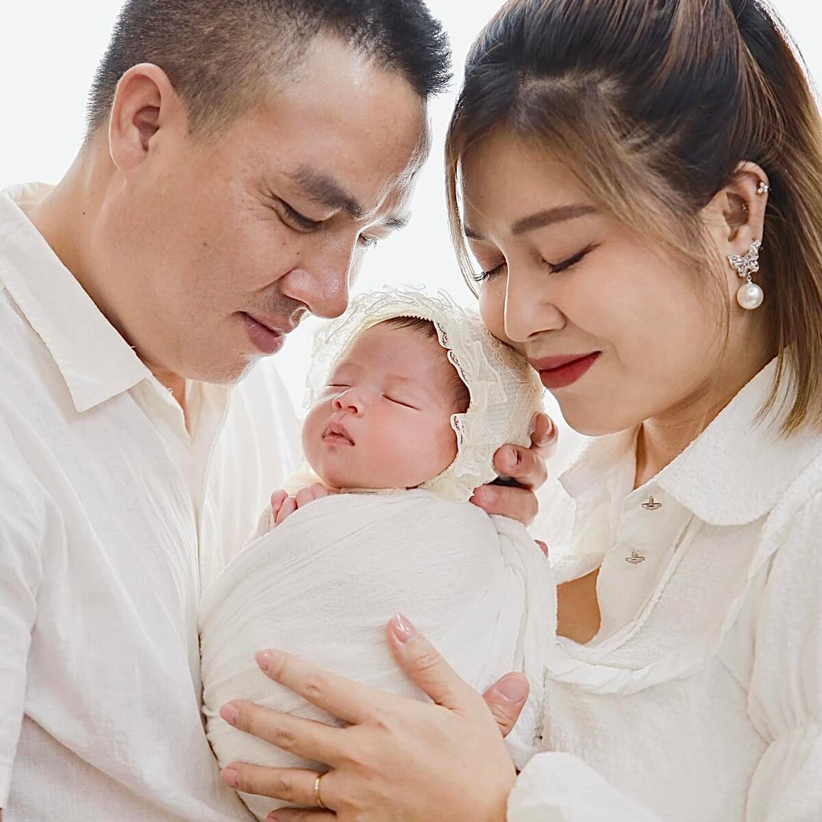 MC Hoàng Linh và ông xã bên cạnh con gái nhỏ. Ảnh: Facebook nhân vật