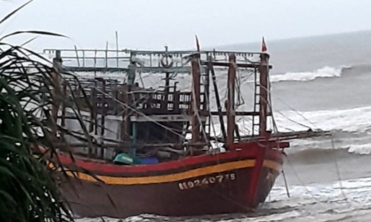 Tàu cá trôi dạt rồi mắc cạn ở vùng biển Quảng Trị. Ảnh: Biên phòng Cửa Tùng