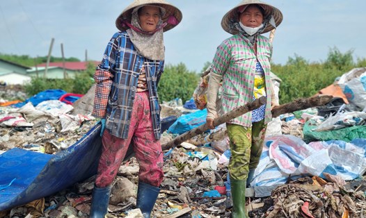 Nhiều người mưu sinh bằng việc nhặt phế liệu tại bãi rác tập trung tỉnh Vĩnh Long. Ảnh: Hoàng Lộc