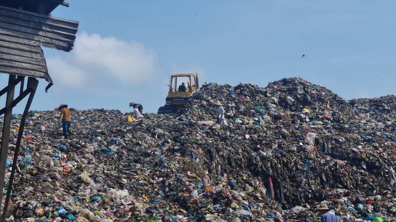 Điểm tập kết rác số 3 thuộc bãi rác Hòa Phú, huyện Long Hồ hiện hàng ngày có từ 50 - 60 người thực hiện nhặt phế liệu có thể tái chế. Ảnh: Hoàng Lộc