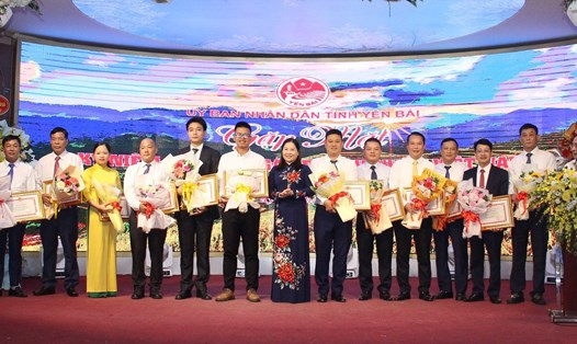 UBND tỉnh Yên Bái trao Bằng khen cho các doanh nghiệp, hợp tác xã có thành tích xuất sắc trong hoạt động sản xuất kinh doanh. Ảnh: Đinh Đại