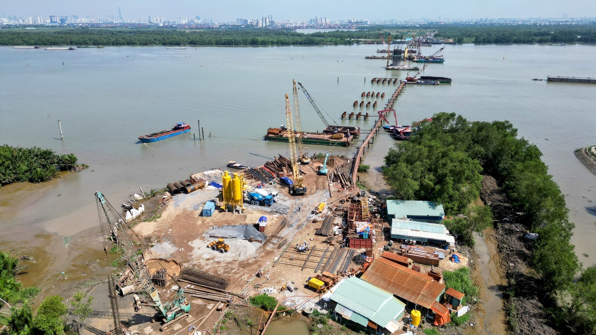 Cầu Nhơn Trạch bắc qua sông Đồng Nai là một trong những km đầu tiên của đường Vành đai 3 -TPHCM, thuộc dự án thành phần 1A, đoạn Tân Vạn - Nhơn Trạch. Ảnh: Chánh Tú