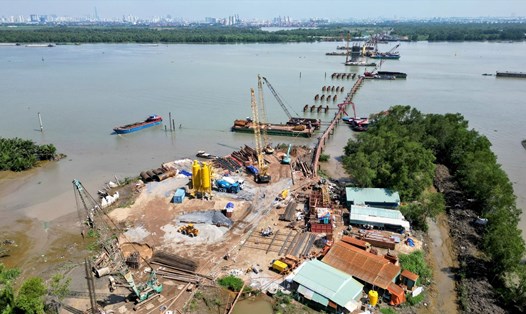 Cầu Nhơn Trạch bắc qua sông Đồng Nai là một trong những km đầu tiên của đường Vành đai 3 -TPHCM, thuộc dự án thành phần 1A, đoạn Tân Vạn - Nhơn Trạch. Ảnh: Chánh Tú