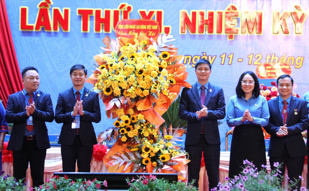 Ông Ngọ Duy Hiểu - Phó Chủ tịch Tổng Liên đoàn Lao động Việt Nam tặng hoa chúc mừng Đại hội XI Công đoàn Khánh Hòa. Ảnh: Phương Linh