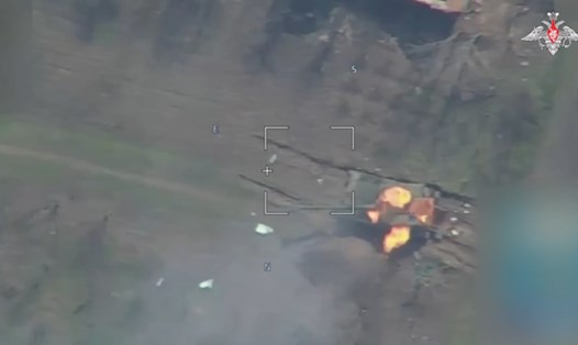 Lựu pháo Anh bị UAV Nga tiêu diệt. Ảnh cắt từ clip