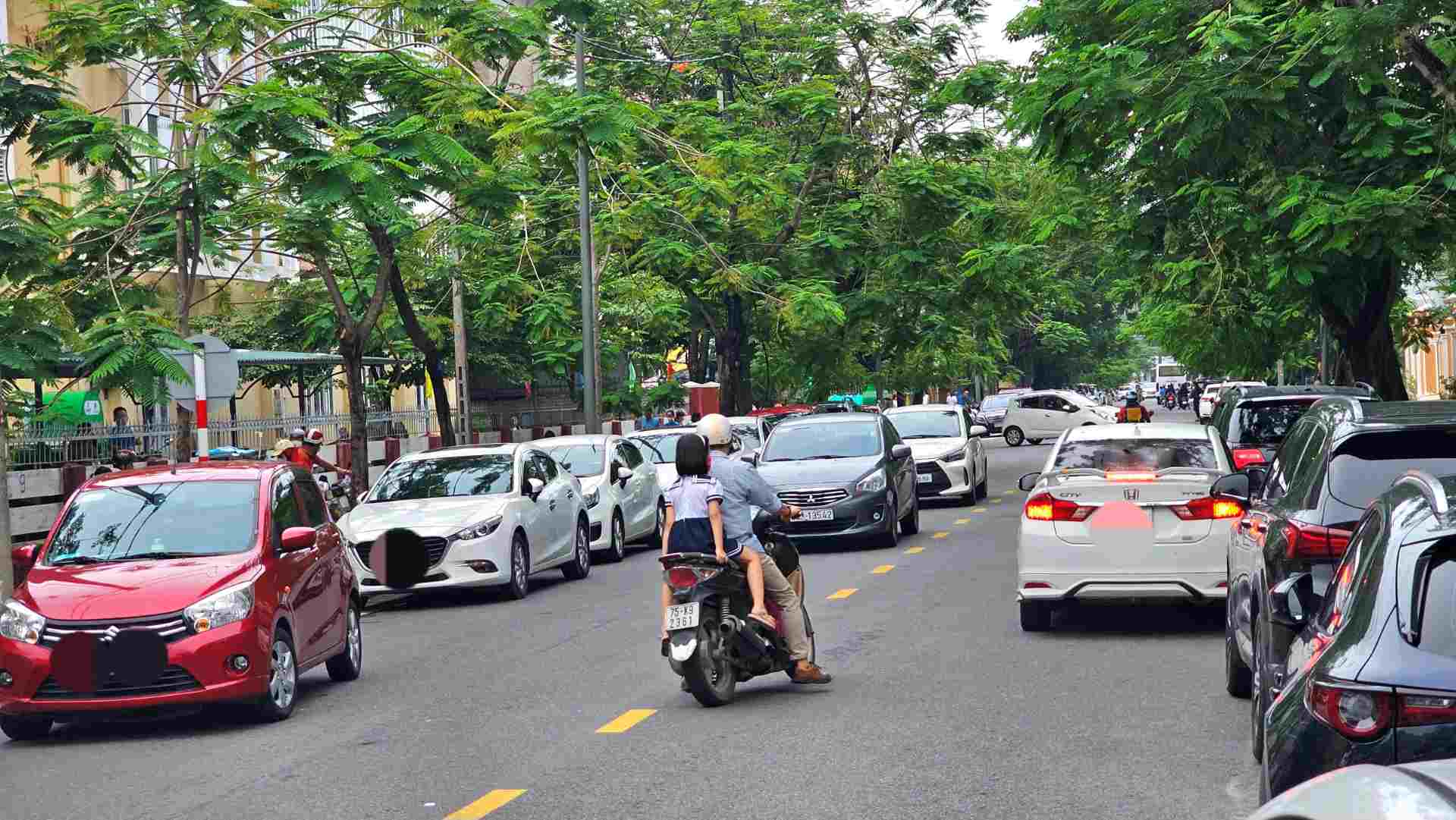 Bên cạnh đó, tình trạng này cũng thường xuyên diễn ra phía trước cổng trường Lê Lợi (đường Nguyễn Tri Phương, TP. Huế).