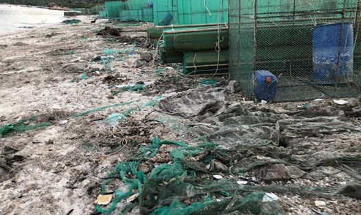 Hàng tấn rác lưới mùng đen kịt vây kín biển Cam Ranh. Ảnh: Hữu Long