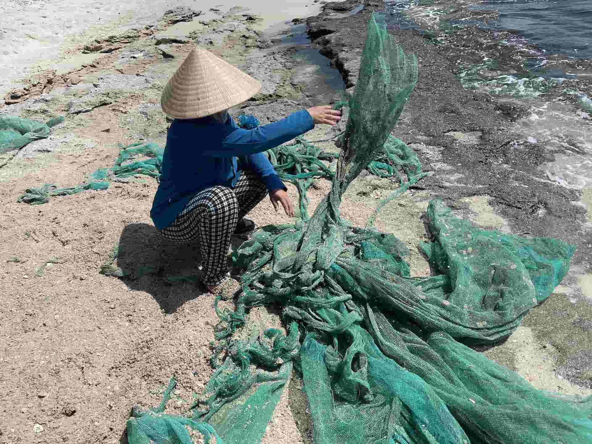 Rác thải nhựa tràn ngập khắp bờ biển xã Cam Lập. Ảnh: Hữu Long