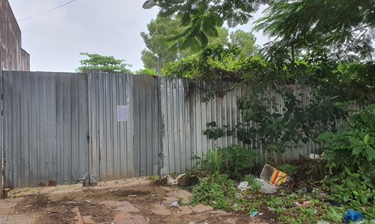 Khu đất được rào lại nhìn từ bên ngoài đường Nguyễn Thái Học, phường 1, thành phố Bạc Liêu. Ảnh: Nhật Hồ