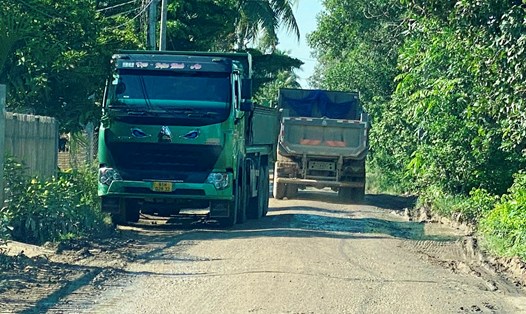 Những chiếc xe trọng tải nặng chở đất, chen chúc chạy qua tuyến đường ở thôn 7 và thôn Tân Phong khiến đường giao thông bị xuống cấp nghiêm trọng. Ảnh: Ngọc Viên