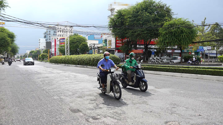 Ghi nhận của Lao Động, hiện một số tuyến đường trung tâm TP Cần Thơ đang bị xuống cấp, mặt đường hư hỏng, tiềm ẩn nguy cơ tai nạn.