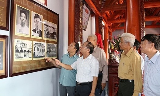 Người dân xem trưng bày về sự nghiệp hoạt động cách mạng của đồng chí Lương Khánh Thiện. Ảnh: BTG
