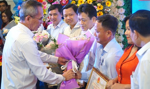 Bí thư Tỉnh ủy Bạc Liêu Lữ Văn Hùng thay mặt tỉnh Bạc Liêu tặng bằng khen của Chủ tịch UBND tỉnh cho các doanh nghiệp tiêu biểu. Ảnh: Nhật Hồ