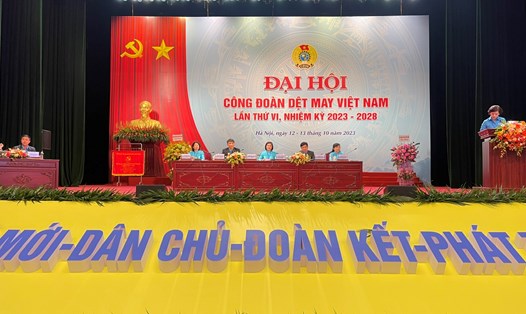 Đoàn Chủ tịch điều hành Đại hội VI Công đoàn Dệt may Việt Nam nhiệm kỳ 2023-2028. Ảnh: Hà Anh