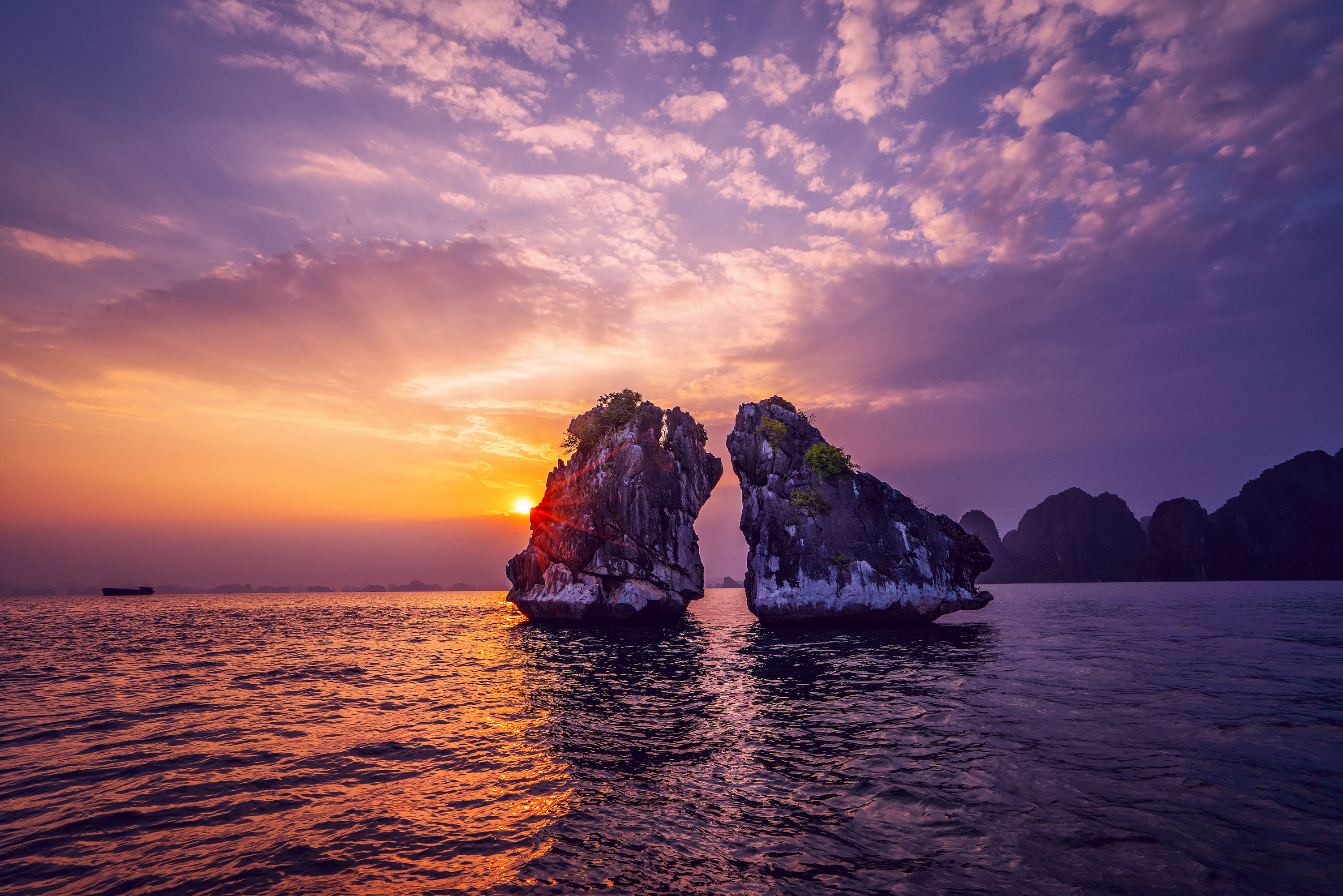 Lý do vịnh Hạ Long xứng đáng vào top điểm du lịch tuyệt nhất thế giới 2024