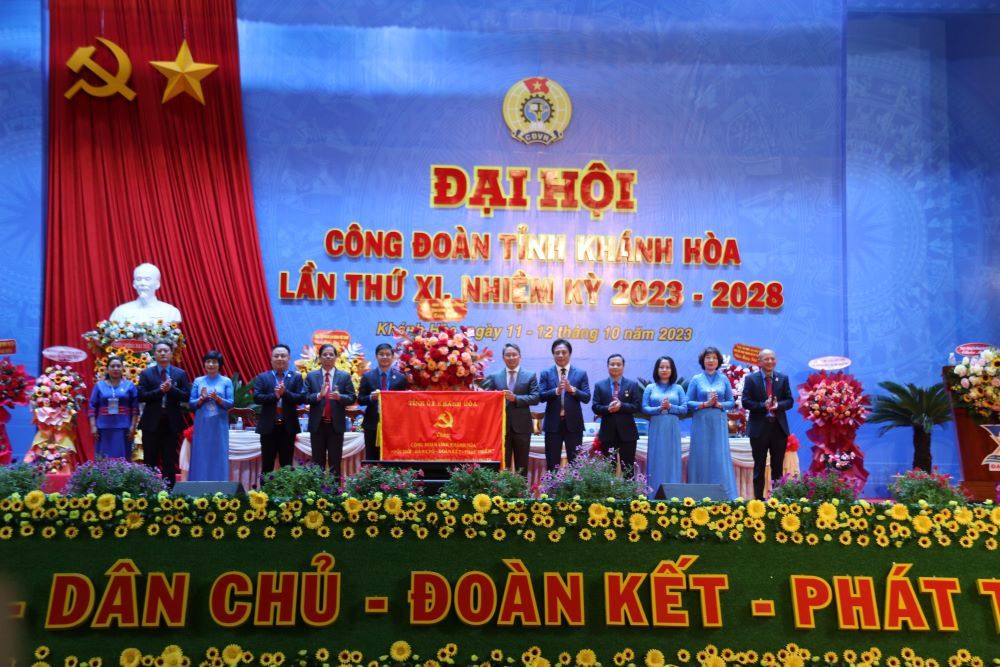 Lãnh đạo Tổng LĐLĐ Việt Nam và Tỉnh ủy Khánh Hòa tặng hoa và bức trướng chúc mừng Đại hội XI Công đoàn tỉnh Khánh Hòa. Ảnh: Phương Linh
