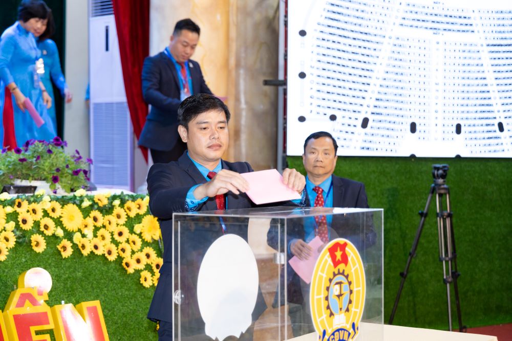 Ông Bùi Hoài Nam tái cử Chủ tịch LĐLĐ tỉnh khóa XI. Ảnh: Phương Linh