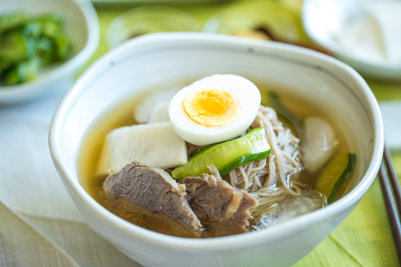 Hai loại mì lạnh phổ biến nhất là  mul-naengmyeon và  bibim-naengmyeon. Ảnh: Kimchimari