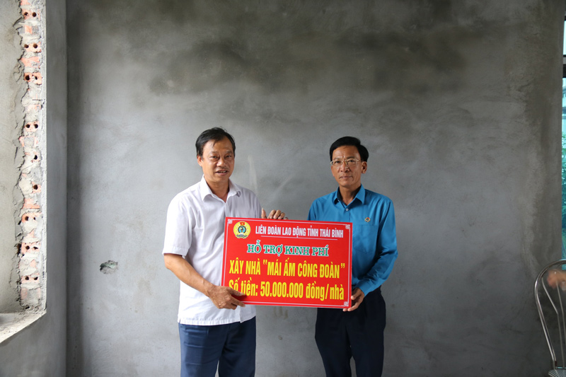 Phó chủ tịch LĐLĐ tỉnh Thái Bình Nguyễn Thanh Bình trao kinh phí hỗ trợ xây nhà cho anh Đào Văn Phúc. Ảnh: Bá Mạnh