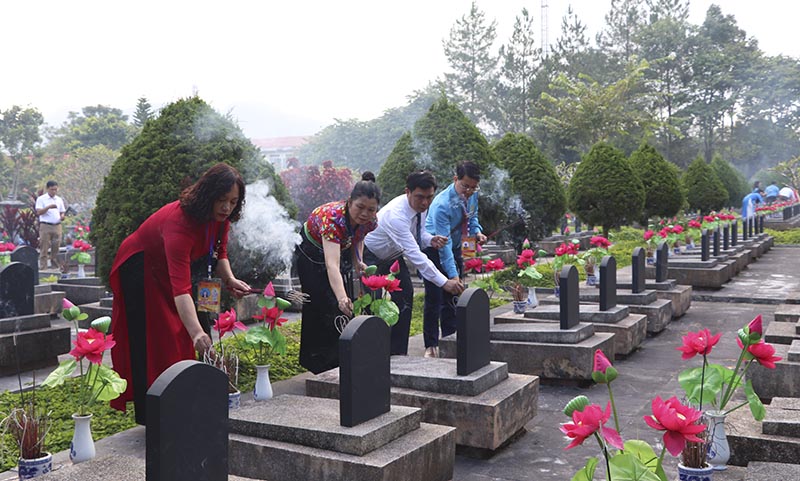 Các đại biểu dự đại hội dâng hương tại Nghĩa trang Liệt sĩ tỉnh Lai Châu. 