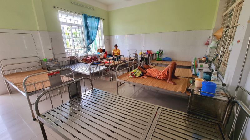 Bệnh viện YHCT Quảng Nam lác đác bệnh nhân, nhiều giường nội trú bỏ trống. Ảnh Hoàng Bin