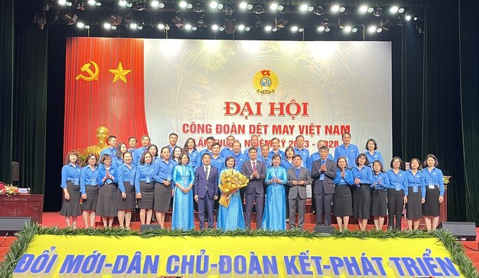Lãnh đạo Tổng LĐLĐVN và Tập đoàn Dệt may Việt Nam tặng hoa chúc mừng Ban Chấp hành Công đoàn Dệt may Việt Nam nhiệm kỳ 2023-2028. Ảnh: Hà Anh